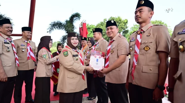 Bupati Bengkalis Serahkan Lencana Pancawarsa Kepada 19 Pramuka