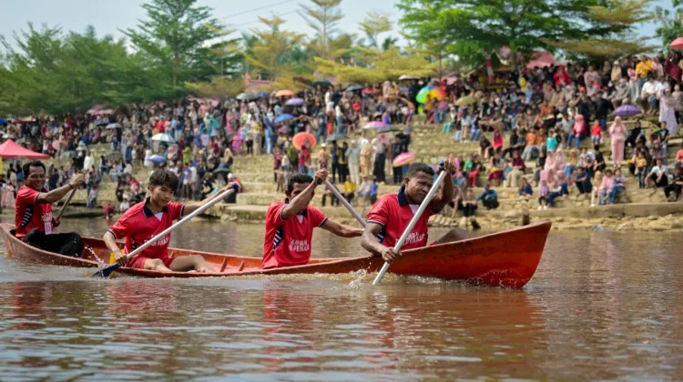 Pacu Sampan Meriahkan Festival Kemerdekaan Balai Pungut