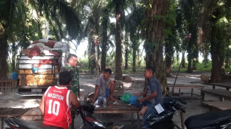 Babinsa Mandau Perkuat Wawasan Kebangsaan Warga Balai Makam