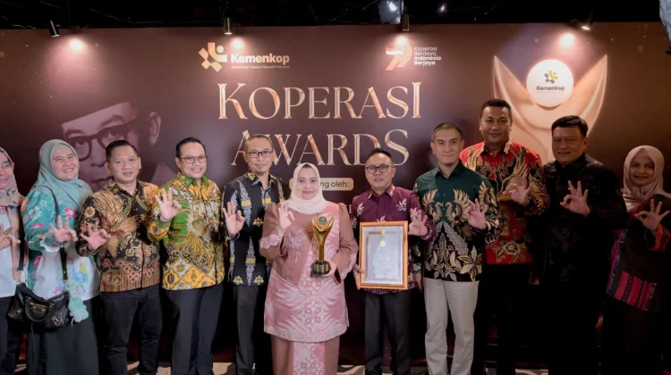 Bupati Bengkalis Raih Penghargaan Bakti Koperasi di Koperasi Awards
