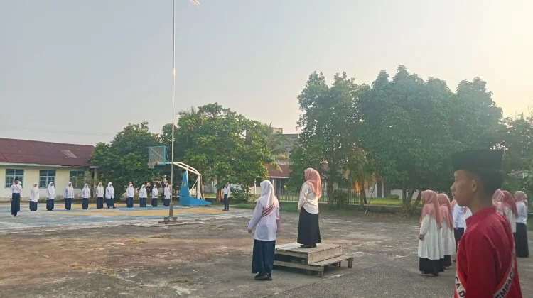 Upacara Bendera MTs YPPI Bengkalis, Tanamkan Disiplin dan Karakter Religius