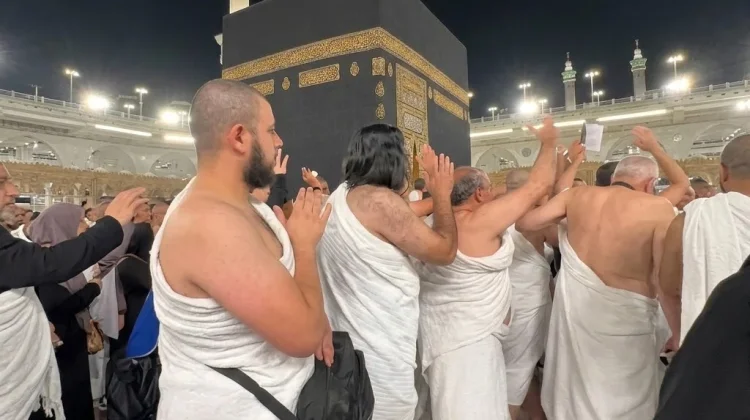 Alasan saat Tawaf Pundak Kanan Laki-Laki Dibuka Dibalik Sunnah
