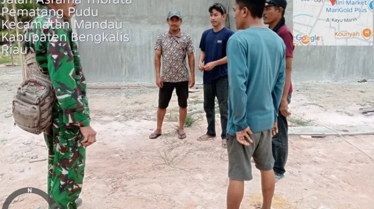 Babinsa Mandau Perkuat Wawasan Kebangsaan Kampung Pancasila