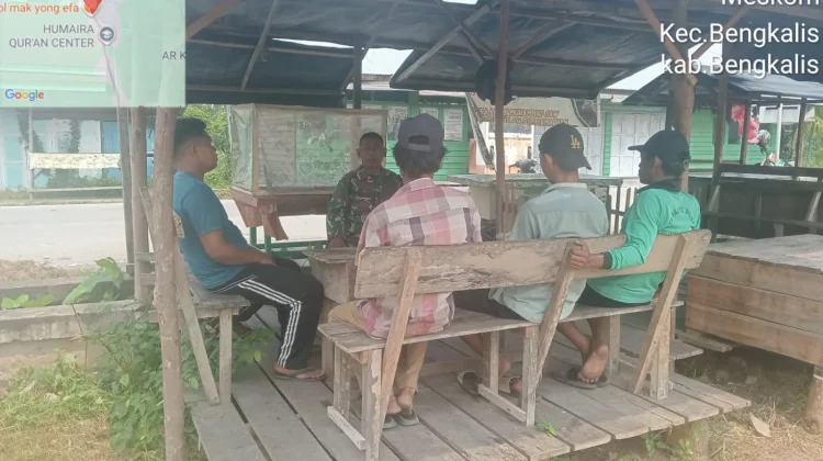 Babinsa Koramil 01 Bengkalis Sosialisasikan Nilai Pancasila di Simpang Ayam