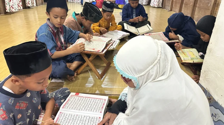 Cahaya Mengaji Al-Quran dari Rumah Sederhana di Kampung Suka Damai