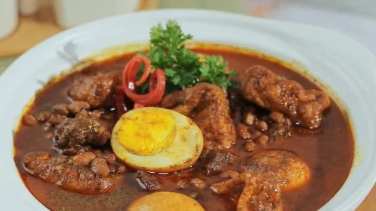 Brongkos Campur, Sajian Gurih Berkuah dengan Cita Rasa Khas