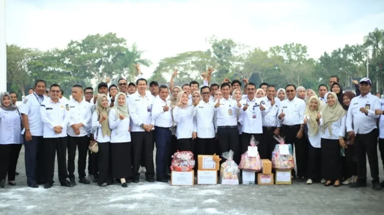 Sekda Meranti Serahkan Hadiah Semarak Kemerdekaan ASN