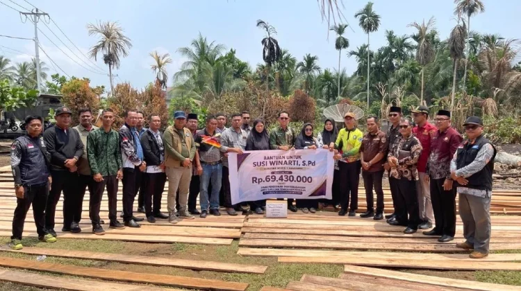 Sekda Meranti Serahkan Bantuan Guru Korban Kebakaran