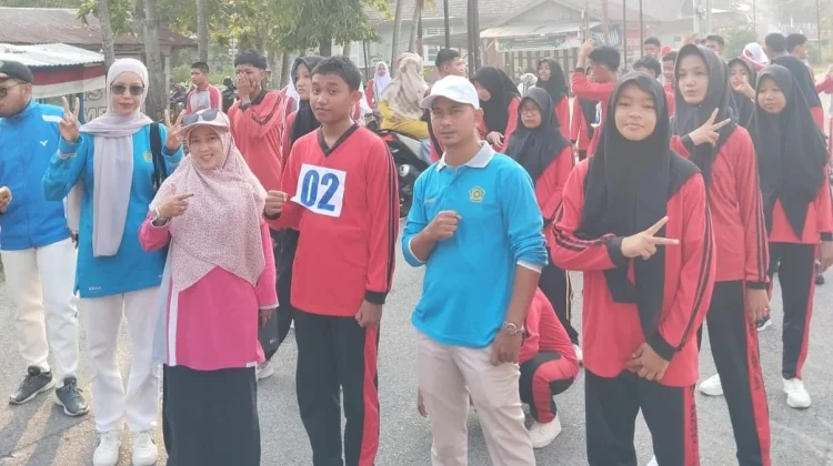 Dua Regu MTs YPPI Bengkalis Ramaikan Lomba Gerak Jalan Kelurahan Kota Bengkalis