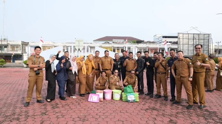 Sekda Bengkalis Serahkan Hadiah Lomba Semarak Kemerdekaan