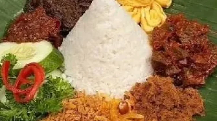 Nasi Langgi Khas Solo, Nasi Gurih dengan Aneka Lauk yang Menggugah Selera