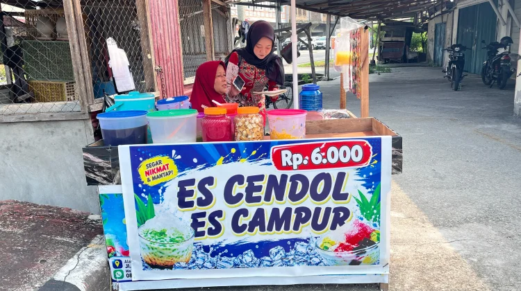 Mencoba Peruntungan, Syamsidar Kembali Jual Cendol setelah Empat Tahun Berhenti