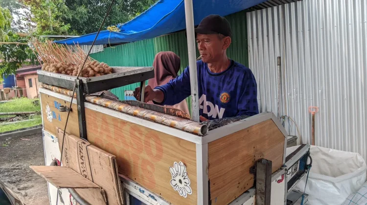 Lima Tahun Bertahan, Aiman Tekuni Usaha Bakso Tusuk