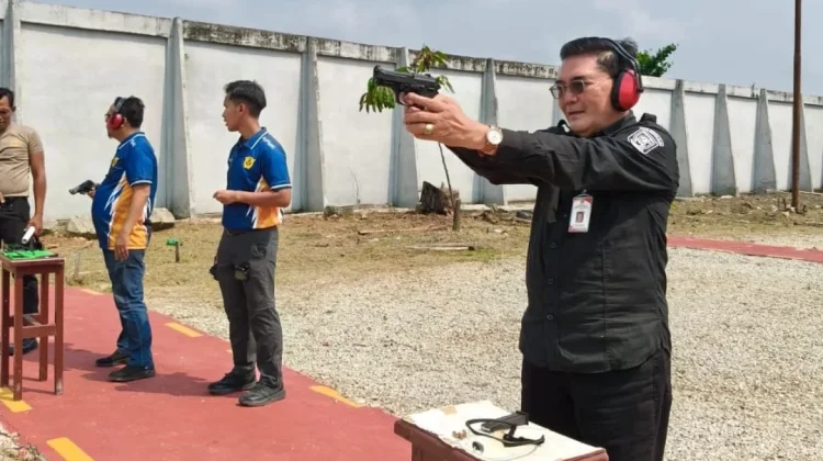Kepala Kesbangpol Bengkalis Ikut Latihan Menembak KPPBC Bengkalis