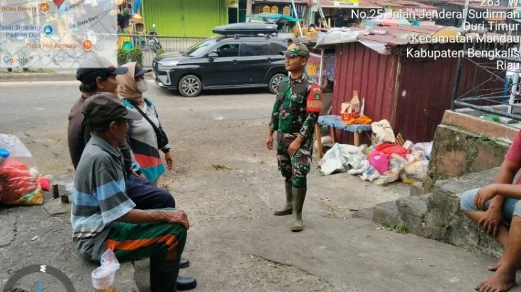 Babinsa Mandau Laksanakan Komsos dalam Pembinaan Wawasan Kebangsaan