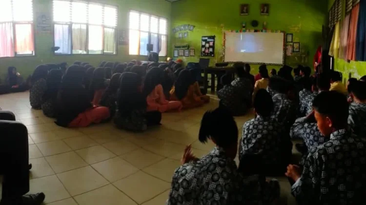 MTs Daarussalam Pematang Duku Timur Gelar Nobar Film G30S/PKI