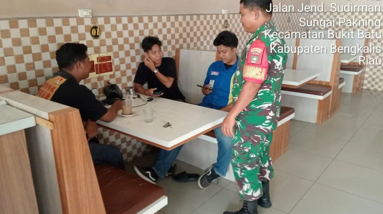 Babinsa Sungai Pakning Ajak Warga Perkuat Keamanan Lingkungan