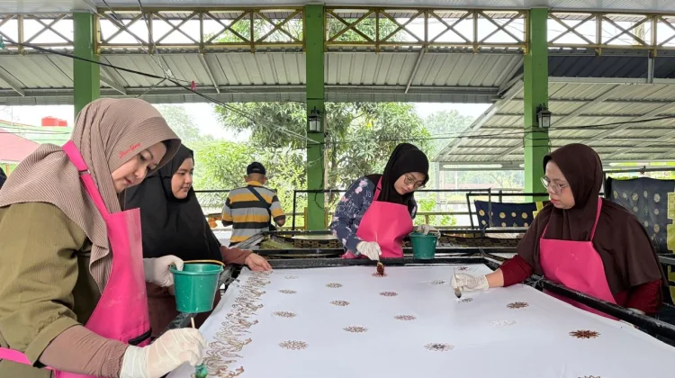 Batik Mandau - Batik Dumai : Kemandirian Ekonomi Dilukis Helai Pelestarian Budaya