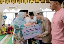 Safari Ramadan di Bukit Batu, Bupati dan Wabup Bengkalis Serahkan Berbagai Bantuan