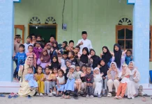 Safari Ramadan Bupati Siak Seberangi Sungai Temui Warga