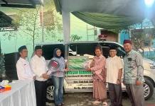 Iyeth Bustami Serahkan Ambulans untuk Yayasan Babussalam