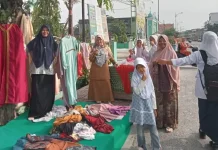 Bazar Pakaian Layak Pakai MTs YPPI Bengkalis Disambut Antusias Warga