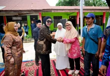 Kasmarni Dampingi Dewi Juliani Serahkan Bantuan