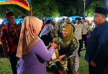 Bupati Kasmarni Bagikan Sembako di Bazar Ramadan