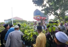 Selesai Salat Idulfitri di Lapangan Tugu, Warga Antusias Terima Bibit Pohon