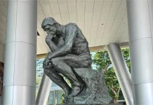 Patung “The Thinker” di OUE Bayfront, Sentuhan Seni Klasik di Jantung Kota Singapura