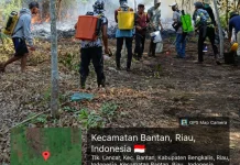 Petugas Kesehatan Bagikan Masker Atasi Dampak Kabut Asap