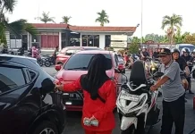 Antrean Mendapatkan BBM di Pulau Bengkalis Kian Panjang