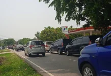 Antrean Panjang BBM, Warga Rela Berjam-jam Demi Isi Bahan Bakar