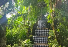 Melalui Kain Poleng, Pemandu Wisata Bali Kenalkan Filosofi Keseimbangan Hidup