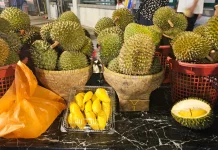 Wajib Coba Sensasi Makan Durian di Kampung Baru Kuala Lumpur