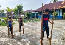 Lestarikan Budaya Lokal, MTsN 3 Bengkalis Gelar Praktik Permainan Enggrang