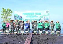 Sekda Bengkalis Hadiri Aksi Penanaman Mangrove Bersama TNI