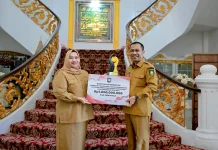 Wabup Serahkan Penghargaan Nasional Kepada Bupati Bengkalis di Wisma Sri Mahkota