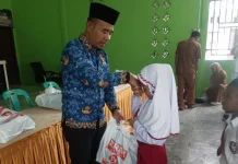 Pemerintah Desa Simpang Ayam Salurkan Bantuan Perlengkapan Sekolah