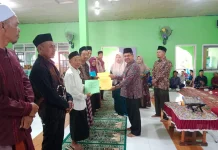 Penerbitan Sekaligus menyerahkan 8 Akta Ikrar Wakaf (AIW) kepada para Nadzir