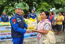 Polairud Riau Turun ke Sungai Siak, Warga Dapat Bantuan Beras