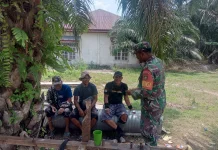 Babinsa Siak Kecil Ajak Warga Jaga Keamanan Desa