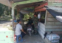 Perkuat Wawasan Kebangsaan, Babinsa Sambangi Warga Kampung Pancasila