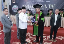 Dua Puluh Mahasiswa Institut Teknologi Mitragama Duri di Wisuda