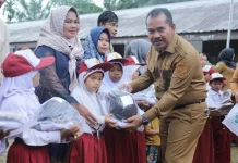 Pemkab Siak Salurkan Seragam Gratis Bantu Pelajar Kurang Mampu