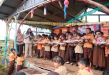 Bupati Afni Zulkifli Serahkan Seragam Gratis untuk Anak Perbatasan