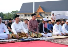 Bupati dan Wabup Meranti Masyarakat Perkuat Persaudaraan di Idul adha