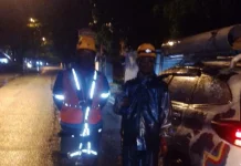 Petugas PLN Berjibaku Pulihkan Listrik Pasca Gangguan