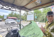 Kisah Tukang Becak Tua Menunggu Rezeki di Pelabuhan