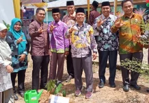 Kemenag Pelalawan Gelar Aksi Ekoteologi, Tanam Pohon di MTs Darul Falah Langgam